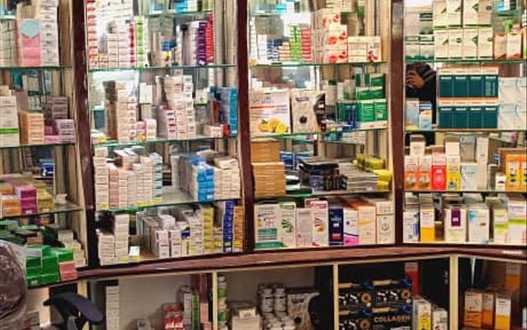 مكتب وزارة الصحة العامة والسكان يغلق صيدلية لبيعها أدوية منتهية الصلاحية للمواطنين بالمكلا