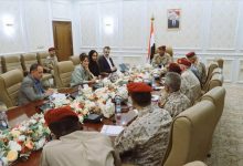 نائب رئيس الأركان يناقش مع خبيرة دولية ملف تجنيد الأطفال وانتهاكات مليشيات الحوثي الارهابية