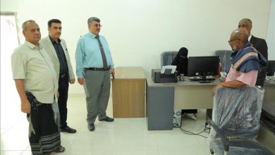 نائب رئيس الجامعة والأمين العام لجامعة المهرة يتفقدان الانضباط الوظيفي بعد إجازة عيد الفطر المبارك