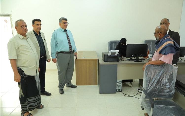 نائب رئيس الجامعة والأمين العام لجامعة المهرة يتفقدان الانضباط الوظيفي بعد إجازة عيد الفطر المبارك