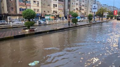 هطول أمطار غزيرة تتسبب في غرق شوارع رئيسية بعدن