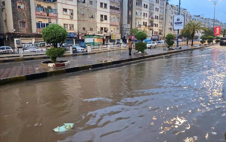 هطول أمطار غزيرة تتسبب في غرق شوارع رئيسية بعدن