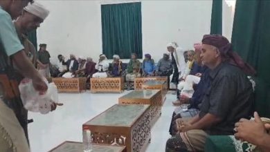 وجهاء من حلف قبائل حضرموت يزورون الجريحين "بامراغة" و"باقراضة" مهنئين بعيد الفطر المبارك