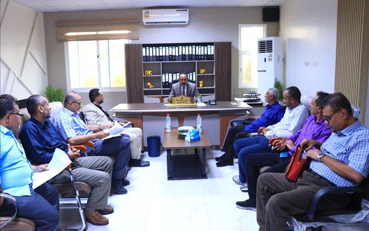 وزير الأشغال يترأس اجتماعاً لقيادة مؤسسة الطرق والجسور ويؤكد معالجة التحديات وتعزيز خطط الصيانة