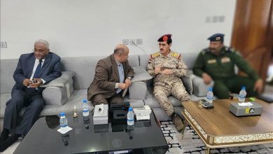 وزير الدفاع يصل المكلا في زيارة ميدانية للوحدات العسكرية