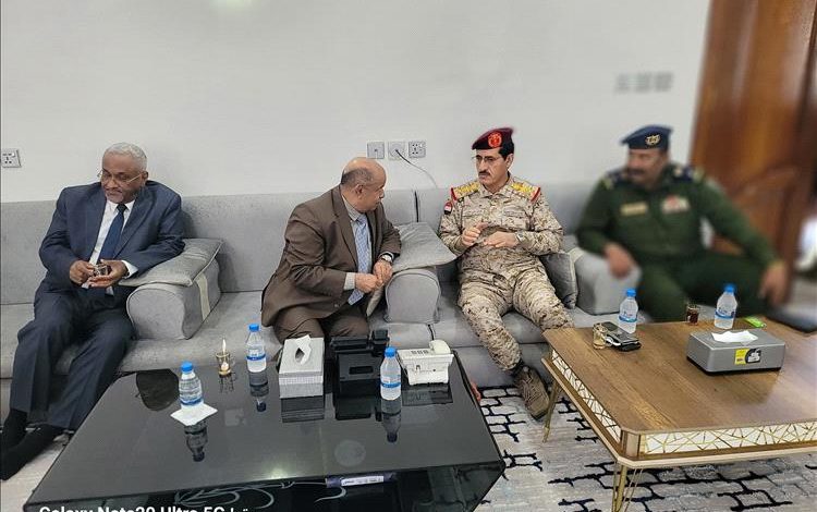 وزير الدفاع يصل المكلا في زيارة ميدانية للوحدات العسكرية