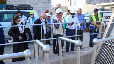 وزير المياه ووفد البنك الدولي يطلعان على التشغيل التجريبي لمشروع محطة الضخ بعدن