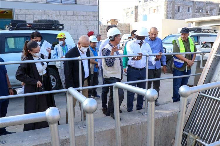 وزير المياه ووفد البنك الدولي يطلعان على التشغيل التجريبي لمشروع محطة الضخ بعدن