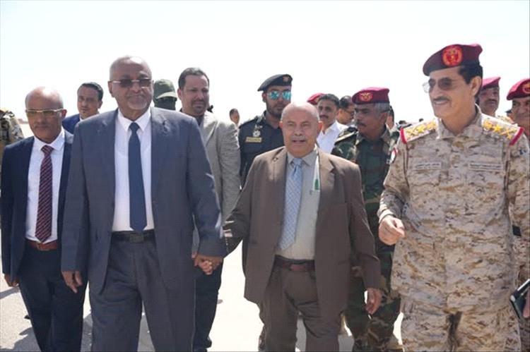 وصول وفد حكومي رفيع إلى المكلا.. ما الذي سيُناقش مع قيادة حضرموت؟