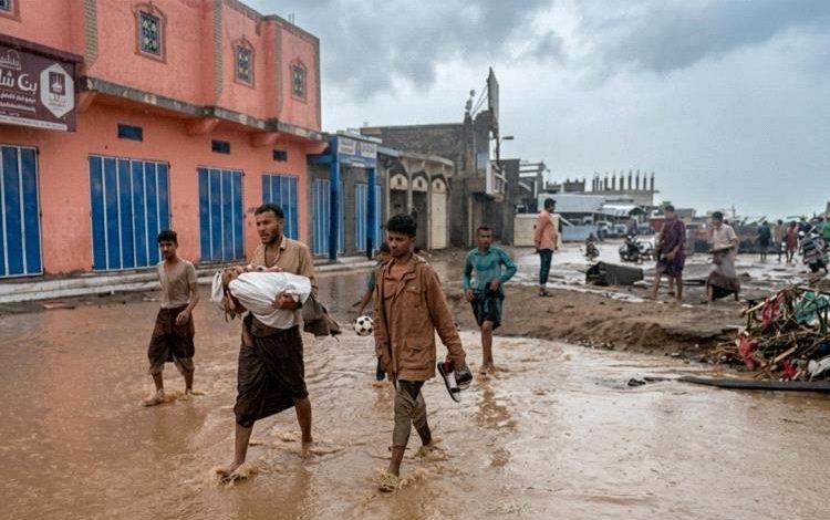 وفاة 9 أشخاص جراء سيول الأمطار في المخا وموزع غربي تعز