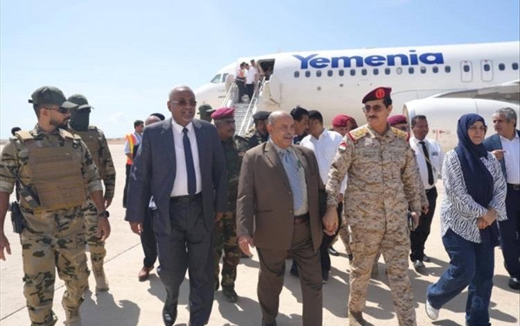 وفد حكومي رفيع يصل المكلا لتعزيز التنسيق وبحث الملفات الأمنية والتنموية في حضرموت