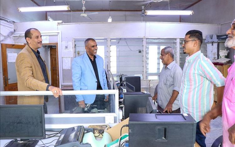 وكيل محافظة عدن يتفقد مستوى الانضباط الوظيفي في المؤسسة المحلية للمياه