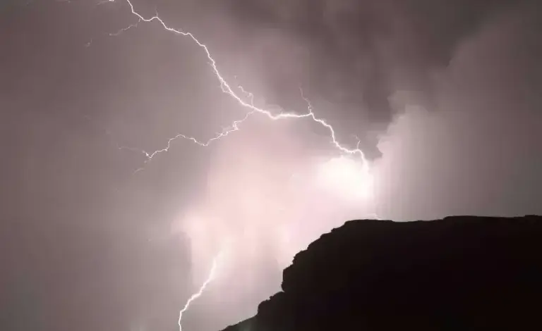 أمطار متفرقة وأجواء حارة وتدفـق الرطوبة من البحر الأحمر وخليج عـدن