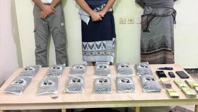 إدارة مكافحة المخدرات في عدن تطيح بثلاثة متهمين بحوزتهم 12 كيلو حشيش مخدر بمنطقة بئر فضل