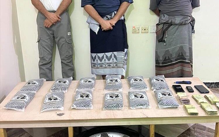 إدارة مكافحة المخدرات في عدن تطيح بثلاثة متهمين بحوزتهم 12 كيلو حشيش مخدر بمنطقة بئر فضل