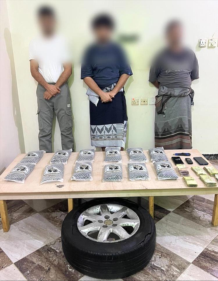 إدارة مكافحة المخدرات في عدن تطيح بثلاثة متهمين بحوزتهم 12 كيلو حشيش مخدر بمنطقة بئر فضل