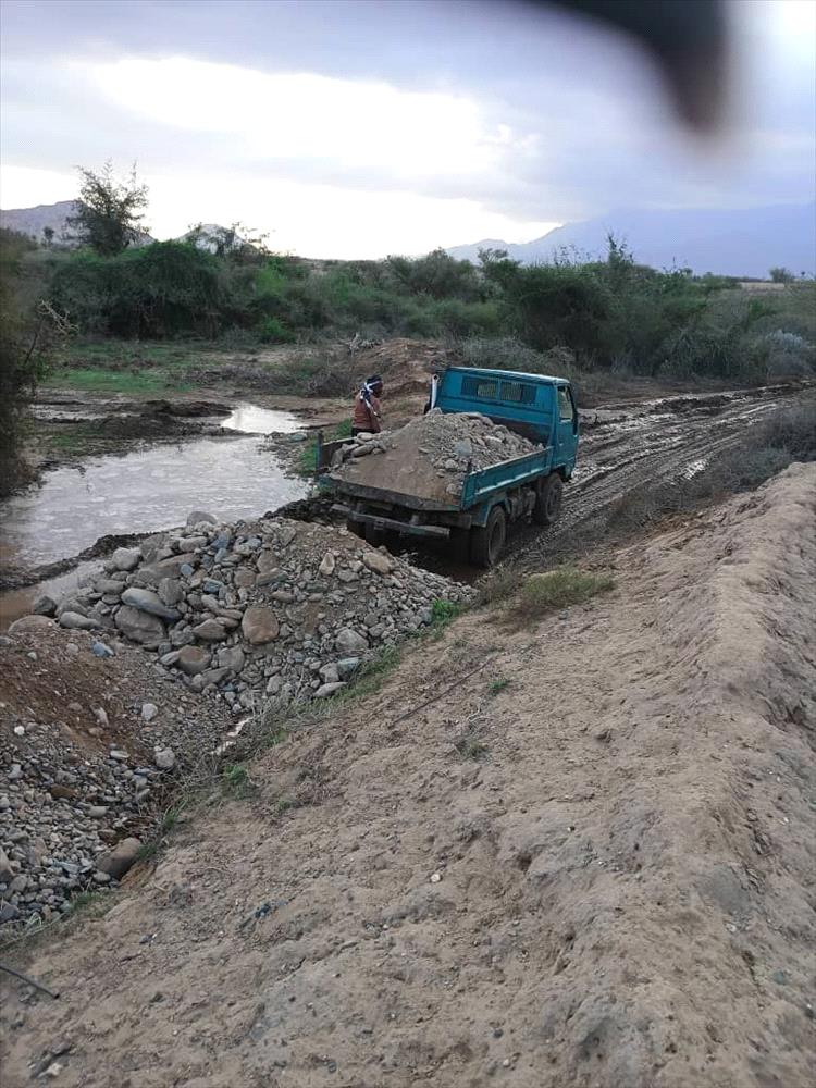 إصلاح طريق قرية أمنجدة بعد أضرار السيول بدعم من درع الوطن