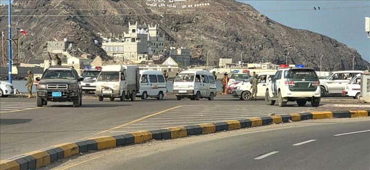 إغلاق طريق التواهي وتعزيز الحماية حول المؤسسات في عدن