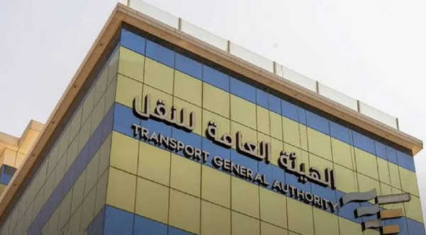 إيقاف أحد سائقي تطبيقات التوصيل عن العمل لتدني مستوى النظافة داخل سيارته
