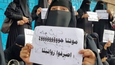 احتيال يحرم الموظفين ''نصف الراتب'' في مناطق سيطرة الحوثيين.. والمعلم لا يستحق لأنه في إجازة!