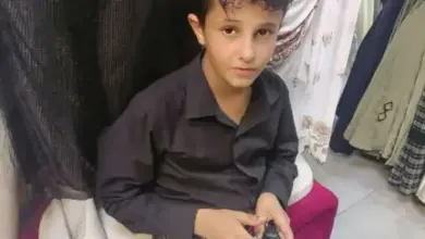 اختفاء مفاجئ لطفل يعمل في محل ملابس بمدينة عتق.. وأسرته تستغيث