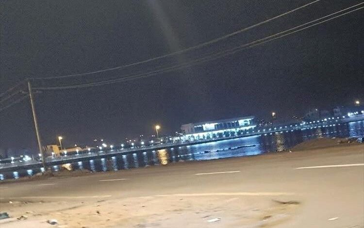 ارتفاع منسوب مياه البحر يثير قلق الأهالي بعدن