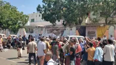 استنفار غير مسبوق في عدن .. إغلاق البنك المركزي ومصلحة الجوازات ومحيط قصر ‘‘المعاشيق’’ ومنشآت أخرى.. ماذا يحدث؟