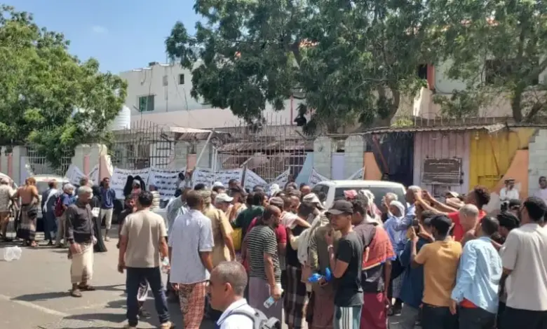 استنفار غير مسبوق في عدن .. إغلاق البنك المركزي ومصلحة الجوازات ومحيط قصر ‘‘المعاشيق’’ ومنشآت أخرى.. ماذا يحدث؟