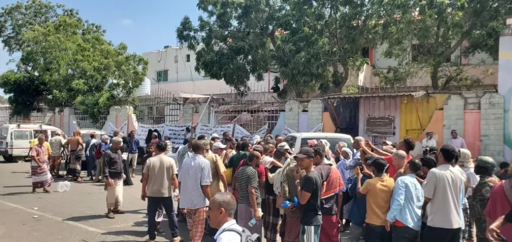 استنفار غير مسبوق في عدن .. إغلاق البنك المركزي ومصلحة الجوازات ومحيط قصر ‘‘المعاشيق’’ ومنشآت أخرى.. ماذا يحدث؟