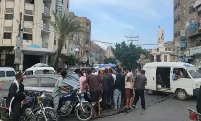 اصطدام سيارتين بجولة ”أفتهان المشهري” بتعز... وتضارب الروايات يُعقّد الحادث