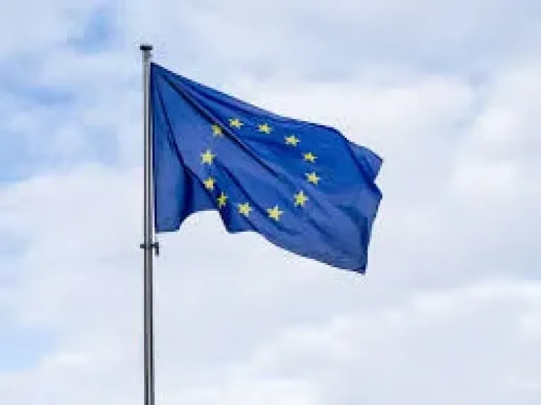 الاتحاد الأوروبي يدين بشدة اغتيال مدير مدرسة ”النورس” بعدن ويطالب بالعدالة.