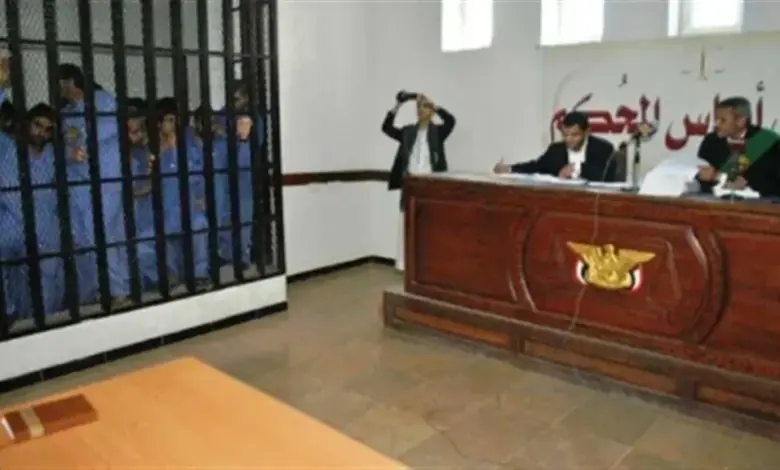 الحوثيون يطيحون بأكثر من 50 قاضيًا لصالح خريجي الدورات الطائفية (أسماء)