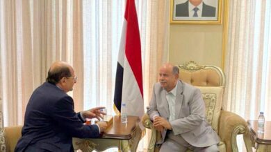 الخنبشي يناقش مع رئيس مجلس الوزراء مستجدات الأوضاع العامة وجهود الحكومة في تعزيز العمل المؤسسي