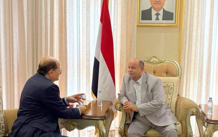 الخنبشي يناقش مع رئيس مجلس الوزراء مستجدات الأوضاع العامة وجهود الحكومة في تعزيز العمل المؤسسي