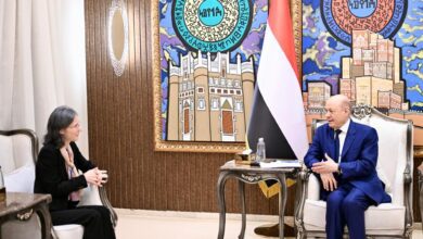 الرئيس العليمي يجدد التحذير من استمرار استخدام إيران للحوثيين وتهديد الملاحة الدولية وأمن المنطقة