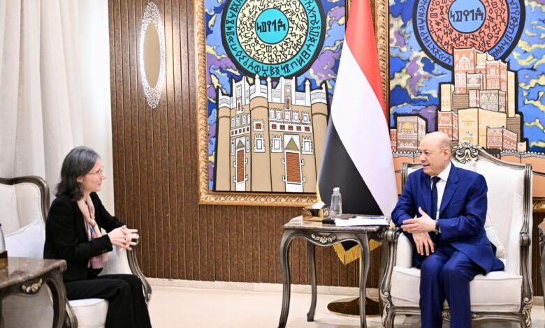 الرئيس العليمي يجدد التحذير من استمرار استخدام إيران للحوثيين وتهديد الملاحة الدولية وأمن المنطقة