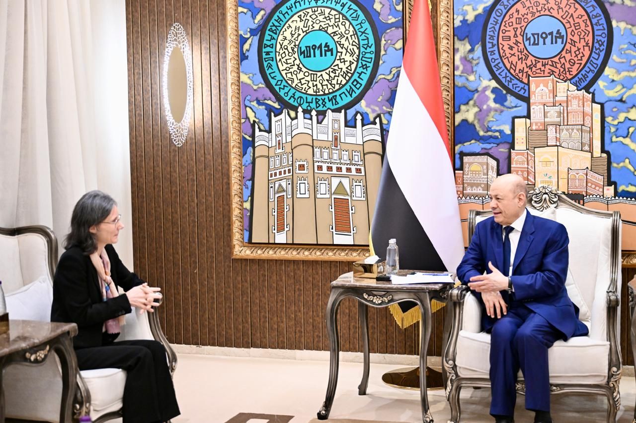 الرئيس العليمي يجدد التحذير من استمرار استخدام إيران للحوثيين وتهديد الملاحة الدولية وأمن المنطقة
