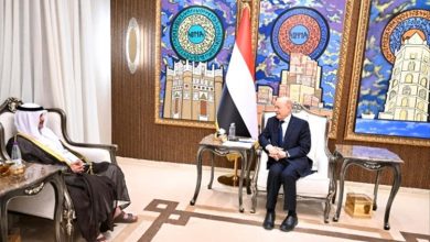 الرئيس العليمي يجدد موقف اليمن الرافض للاعتداءات الإيرانية على الكويت ودول الخليج