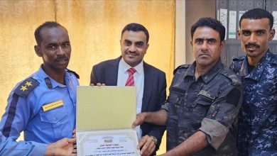 السقطري يمنح الضابط عبدالرحمن عبدالوهاب شهادة الضابط المثالي