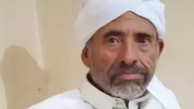 العثور على مُسن مرمي على قارعة الطريق بعد ضربه وسلبه مبلغًا ماليًا بحوزته