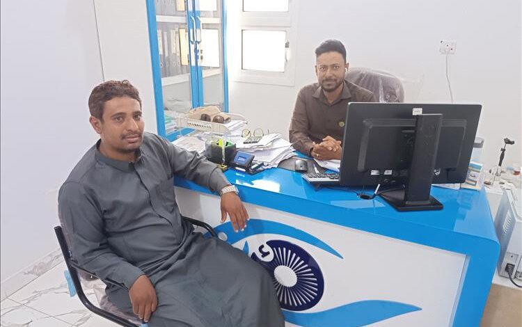 المدير التنفيذي لمؤسسة وادي دوعن للتنمية يزور مستشفى رؤية لطب العيون بسيؤن
