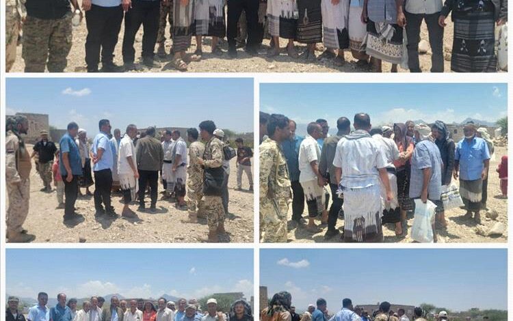 المدير العام بكر الشاعري يتفقد مساحة الأرضية المخصصة لبناء مدرسة في قرية الغشة والقرى المجاورة لها بمديرية قعطبة