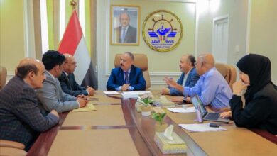 الوزير العمري يناقش مشروعي مينائي قرمة وبروم وإجراءات حادثة العرقوب وتفعيل عضوية اليمن في الاتحاد العربي للنقل البري