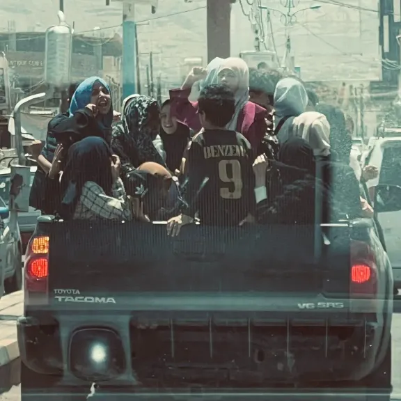 انتهاك صارخ لحقوق الطفل وتهديد لحياتهم: توثيق حالات نقل جماعي غير آمن للمشاركين في المراكز الصيفية الحوثية
