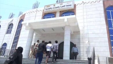 انفراجة مرتقبة في عدن.. الهجرة والجوازات بخورمكسر تبدأ إنهاء التراكمات وتوسّع ساعات العمل