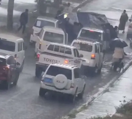 انقلاب ”برادو” وحادث تصادم يعرقلان الطرق في إب.. تفاصيل الحوادث المتزامنة وغموض حول عدد الضحايا.