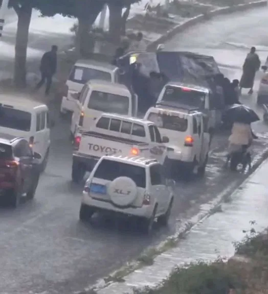 انقلاب ”برادو” وحادث تصادم يعرقلان الطرق في إب.. تفاصيل الحوادث المتزامنة وغموض حول عدد الضحايا.