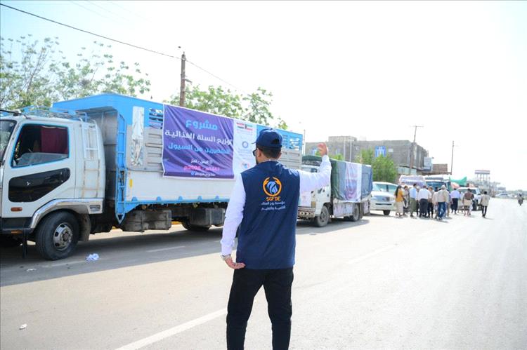 بدعم كويتي.. تدشين توزيع 400 سلة غذائية من تعز إلى المخا لإغاثة المتضررين من السيول