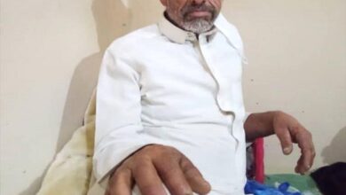 تعز .. عصابة مسلحة تنهب مواطناً وتتركه في غيبوبة بـساحة الحرية
