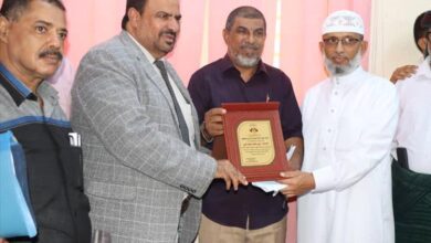 تقديراً لعطائه.. مدير عام شركة النفط فرع عدن يكرم علي عبده مدير إدارة المبيعات السابق